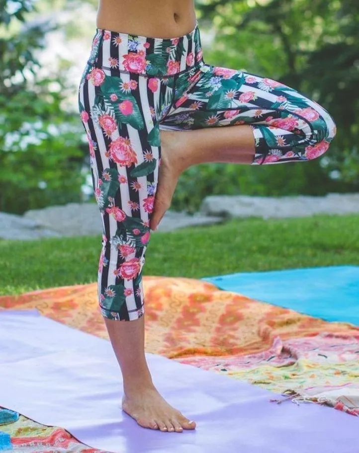 Lululemon Wunder Under Crop in Palm Play Multi Size 4 Floral Stripe Black White - Image 4