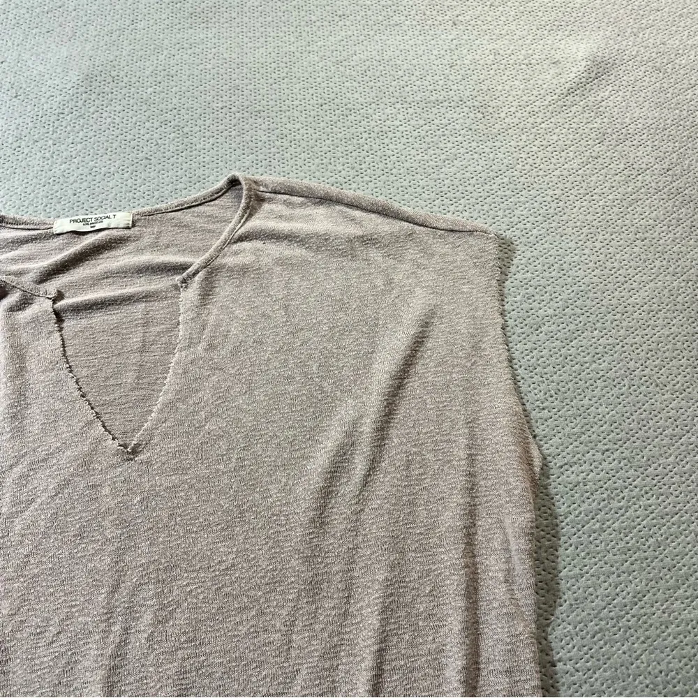 Project Social T keyhole V Neck Tan Beige Raw Hem Relaxed Fit Top Size Large EUC - Image 3