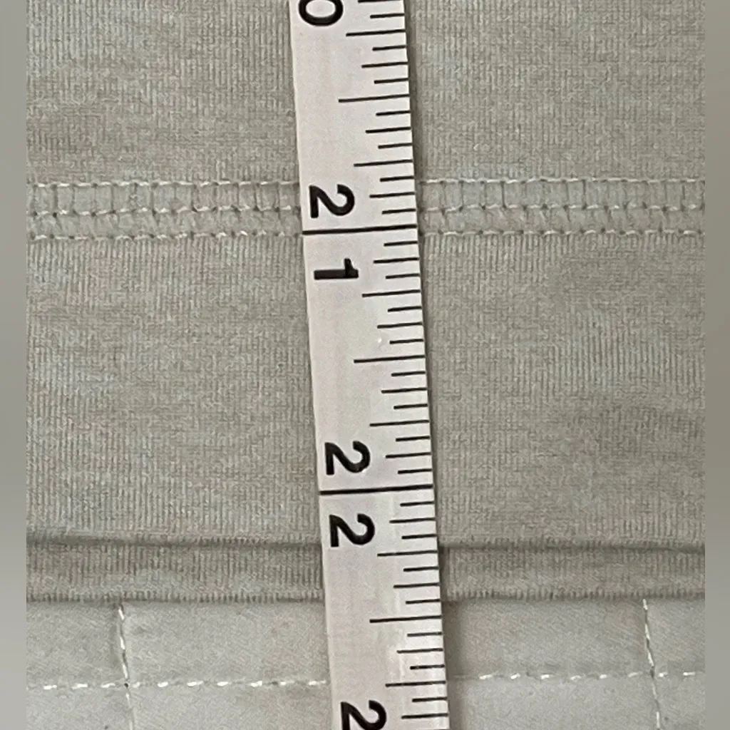 Vuori Women’s Halo Essential Half Zip Dreamknit color Salt Heather size Small - Image 10