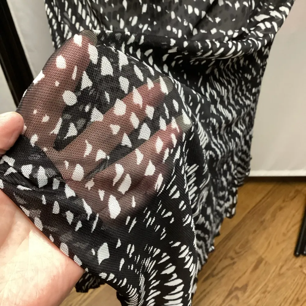 Reversible skirt. Size Medium. Black and white - Image 7