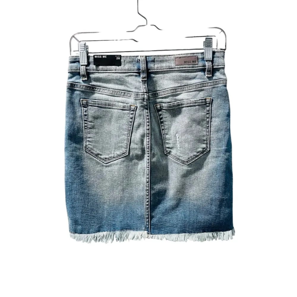 Miss Me NWT Med Wash Blue Denim Jean Skirt Size 26 Mini Button Fly Fray Hem - Image 5