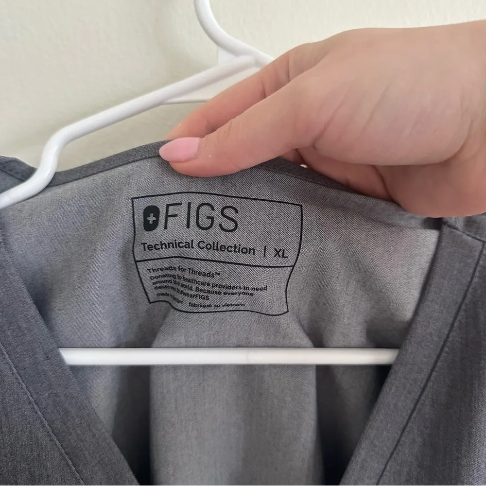 Figs XL Technical Collection Casma Three-Pocket Scrub Top in Graphite - Image 3