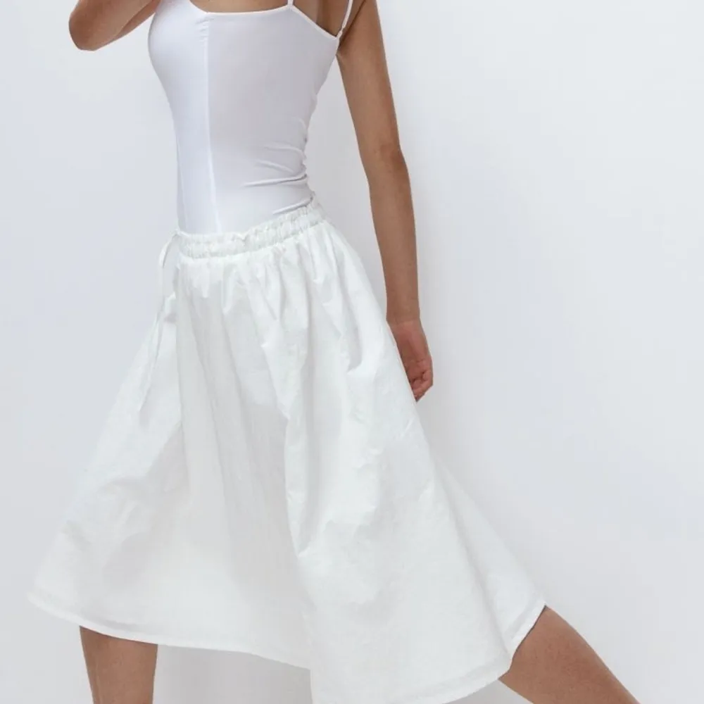 H&M Divided Nylon Circle Skirt sz L (runs large) - Image 9