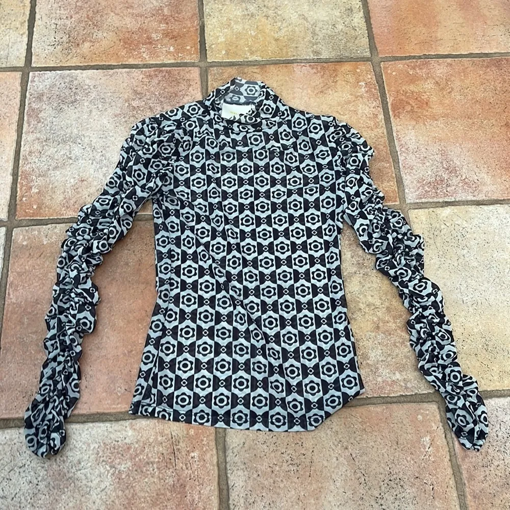 MAEVE MOCK NECK SHEER GEO FLORAL PRINT RUCHED SLEEVE TOP - Image 2