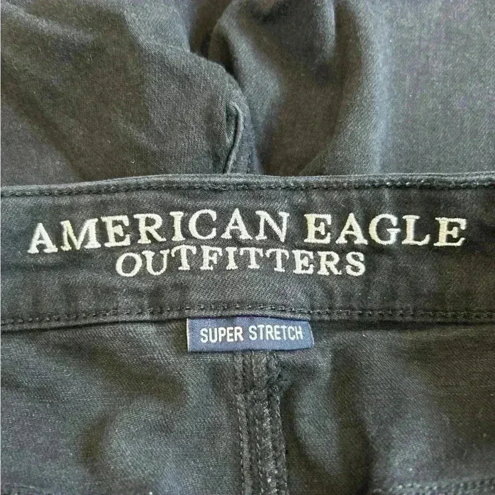 American eagle black midi shorts in size 8 - Image 3