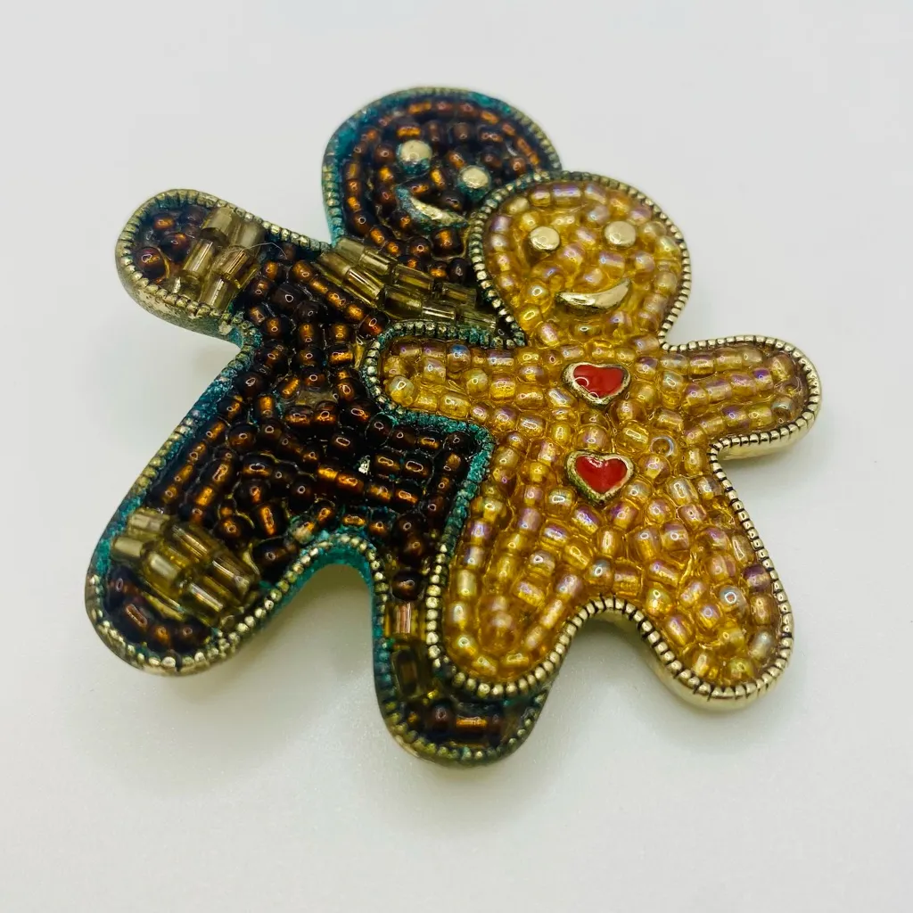 Vintage Liz Claiborne Beaded Gingerbread Men Brooch with Red Enamel Hearts Gold - Image 2