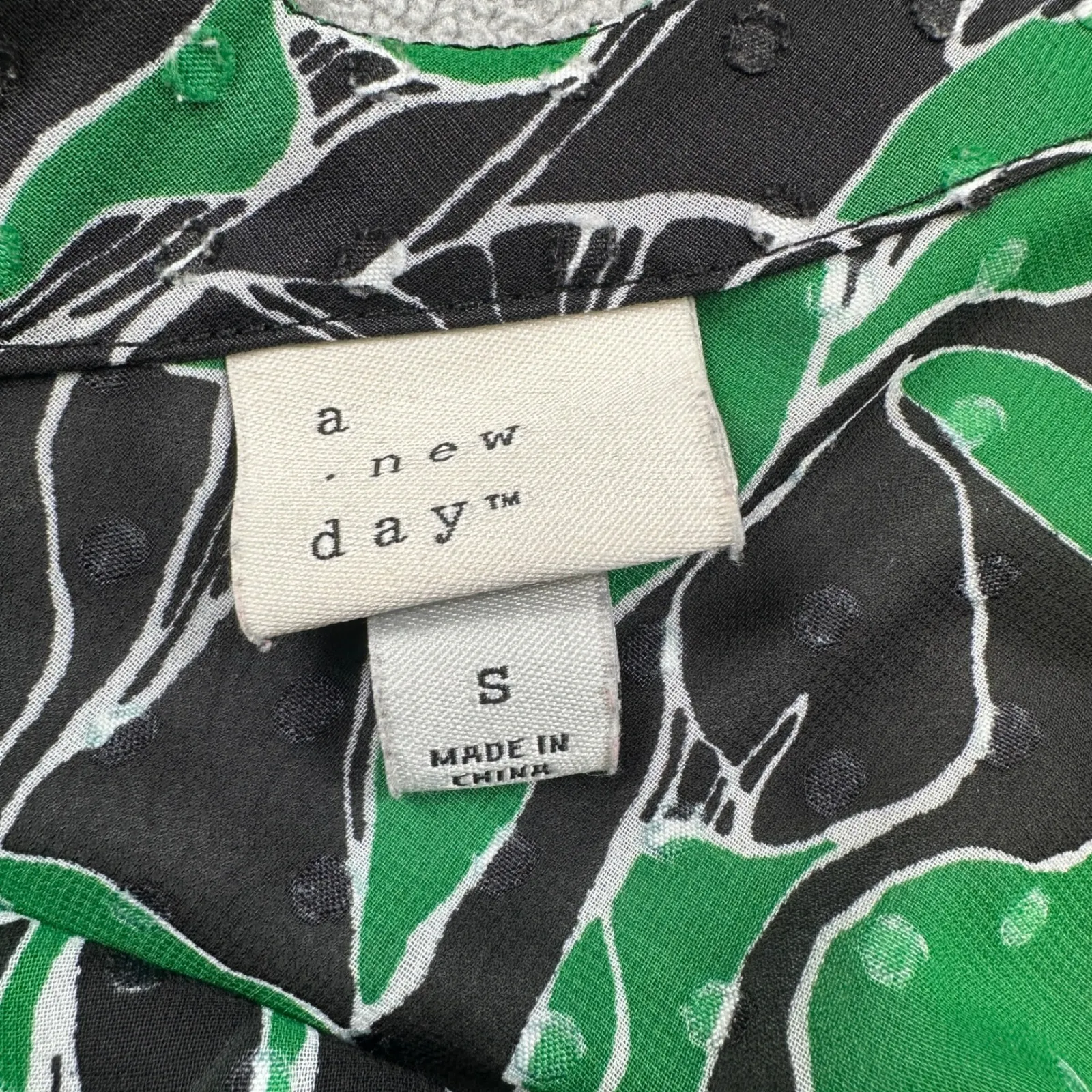 A New Day Blouse Top S Womens Black Green Floral V Neck Sleeveless Flowy Relaxed - Image 4