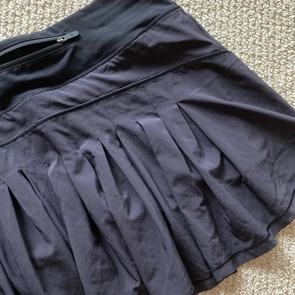 LULULEMON Circuit Breaker Skirt 15” Size 6 Tall Long Black Pleat Discontinued - Image 4
