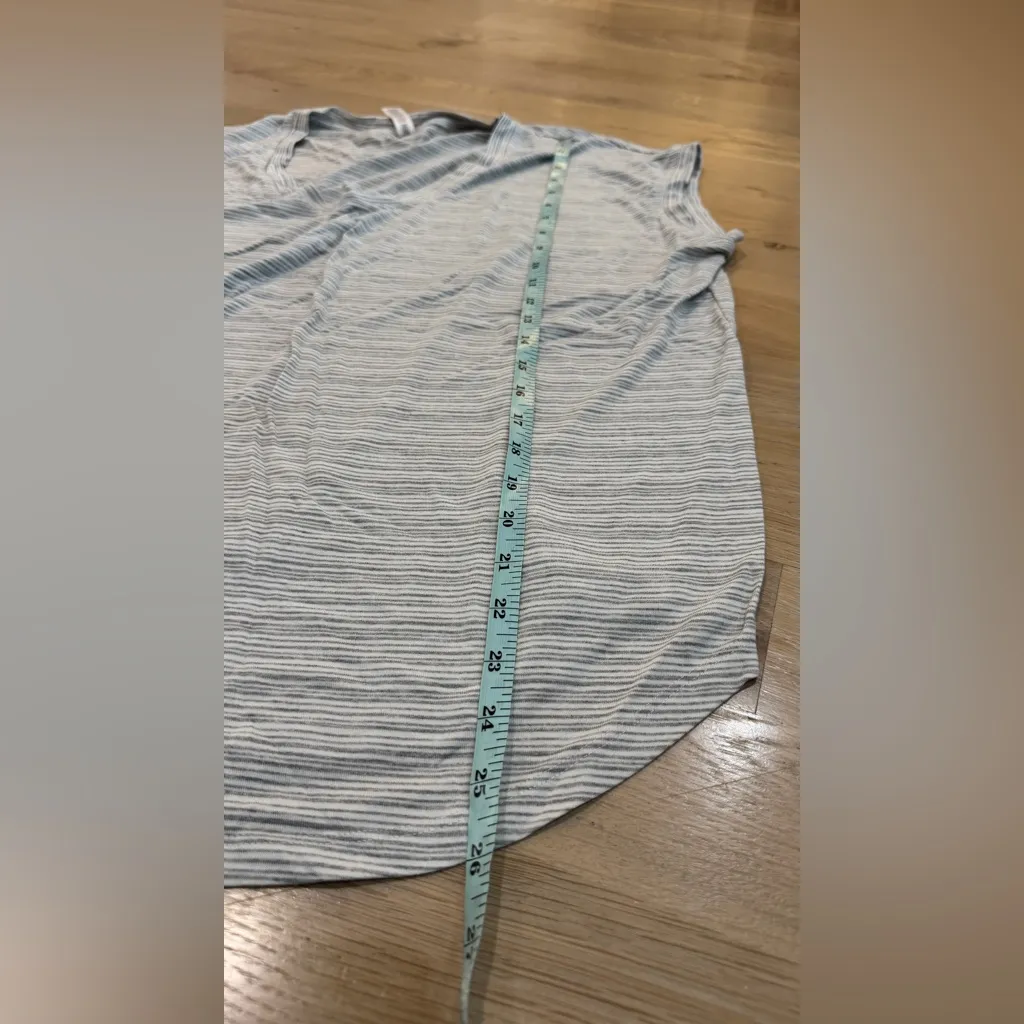 Athleta Cloudlight Stratus Striped Tee Whisper Stripe White/ Heather Grey large - Image 7