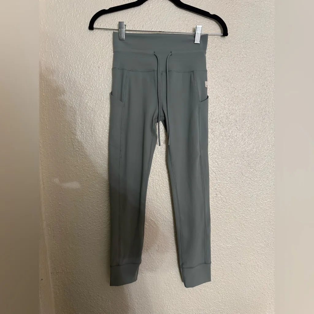 Vuori Daily Pocket Sage Green High-Waisted Leggings size XS - Image 4