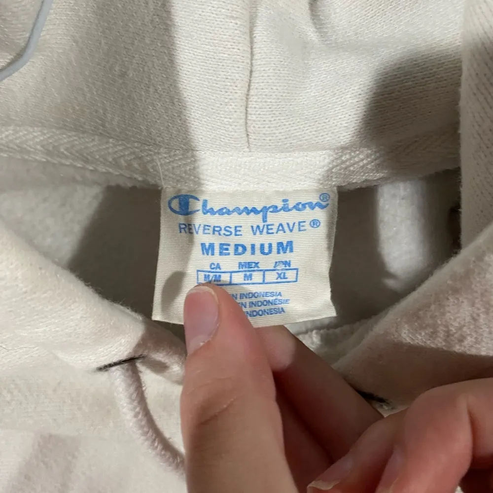 Champion Women's White Hoodie Sweater medium - Image 4