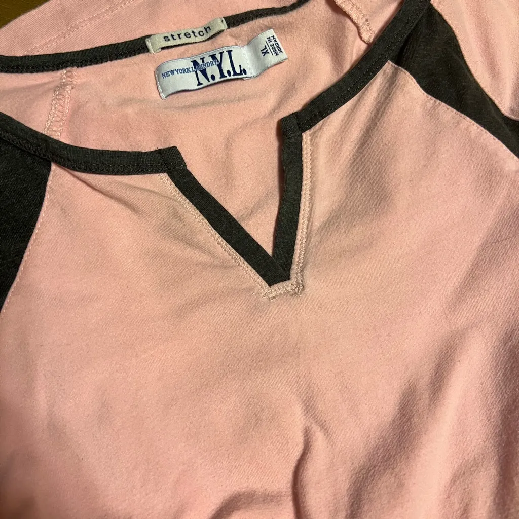❤️ New York laundry pink shirt with gray trim - Image 3