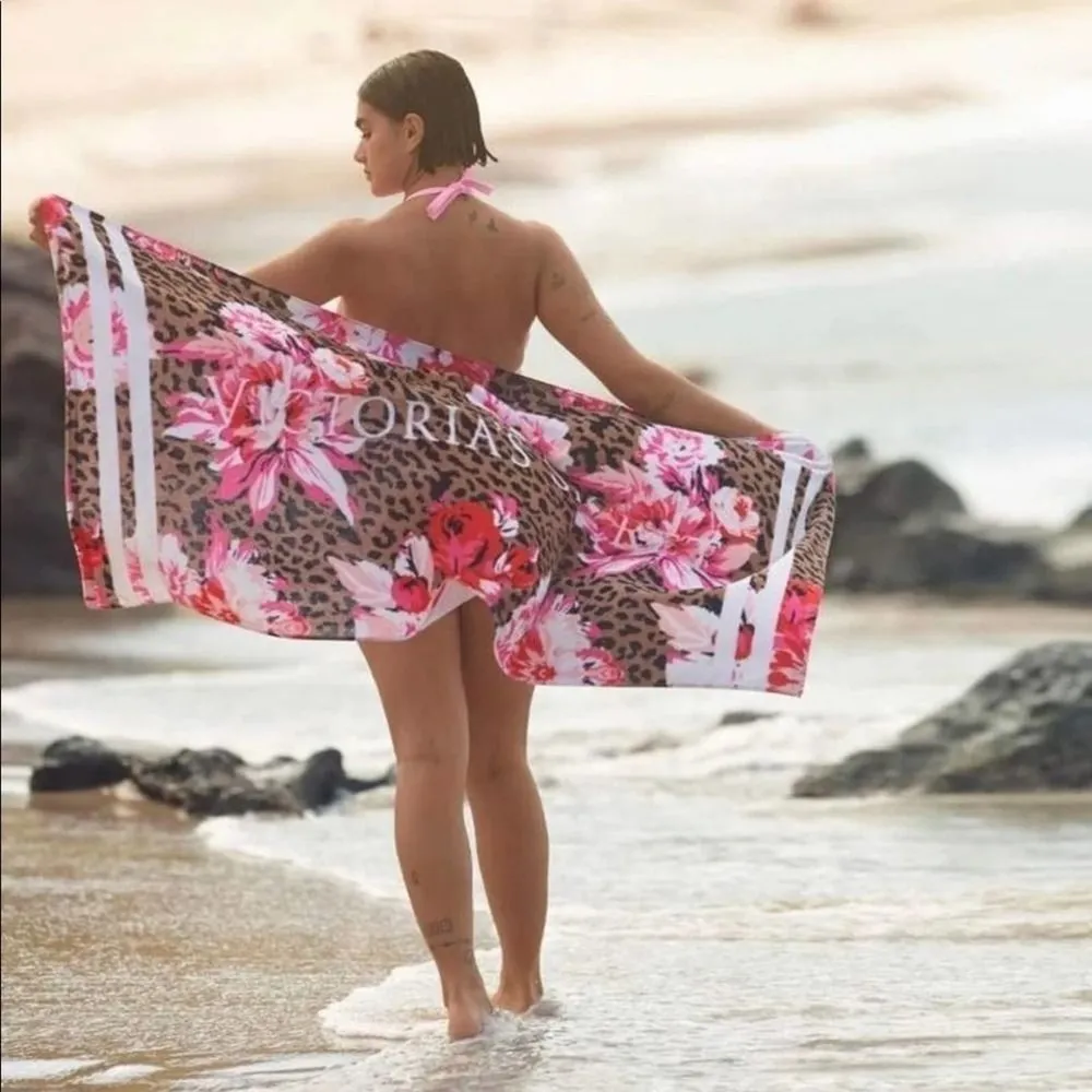 VICTORIA SECRET
Plunge One-piece & Matching Towel - Image 2
