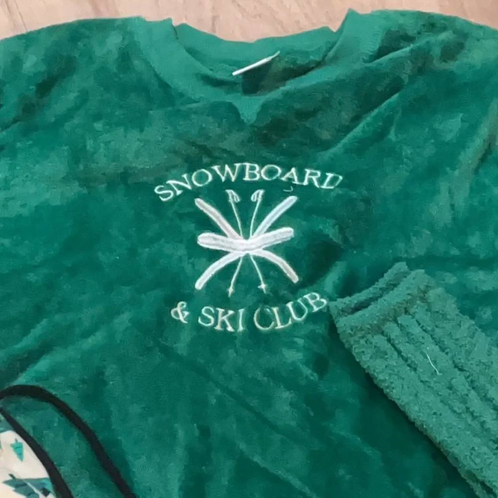 Serra warm set snow board and ski graphic sweater, socks, hair ties … - Image 2