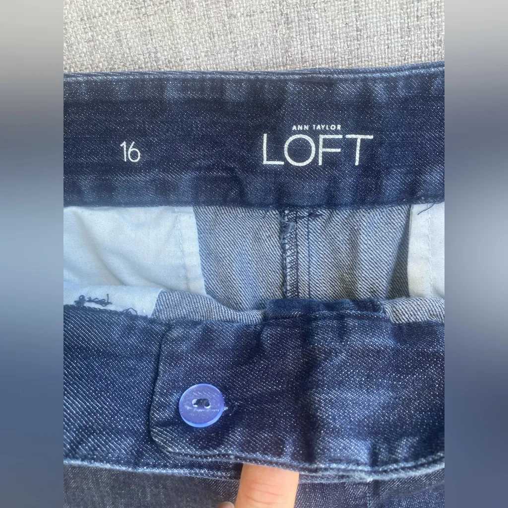 Ann Taylor LOFT Denim Shorts - Size 16 Rinse Wash
Classic dark denim shorts in - Image 6