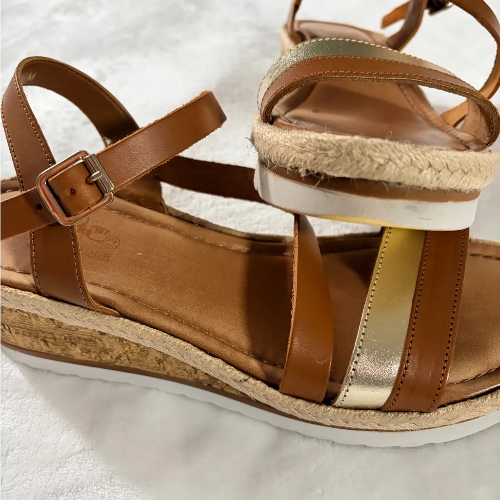 Coach and Four Tan and Gold Sandals Brown Size 7.5 - Image 3