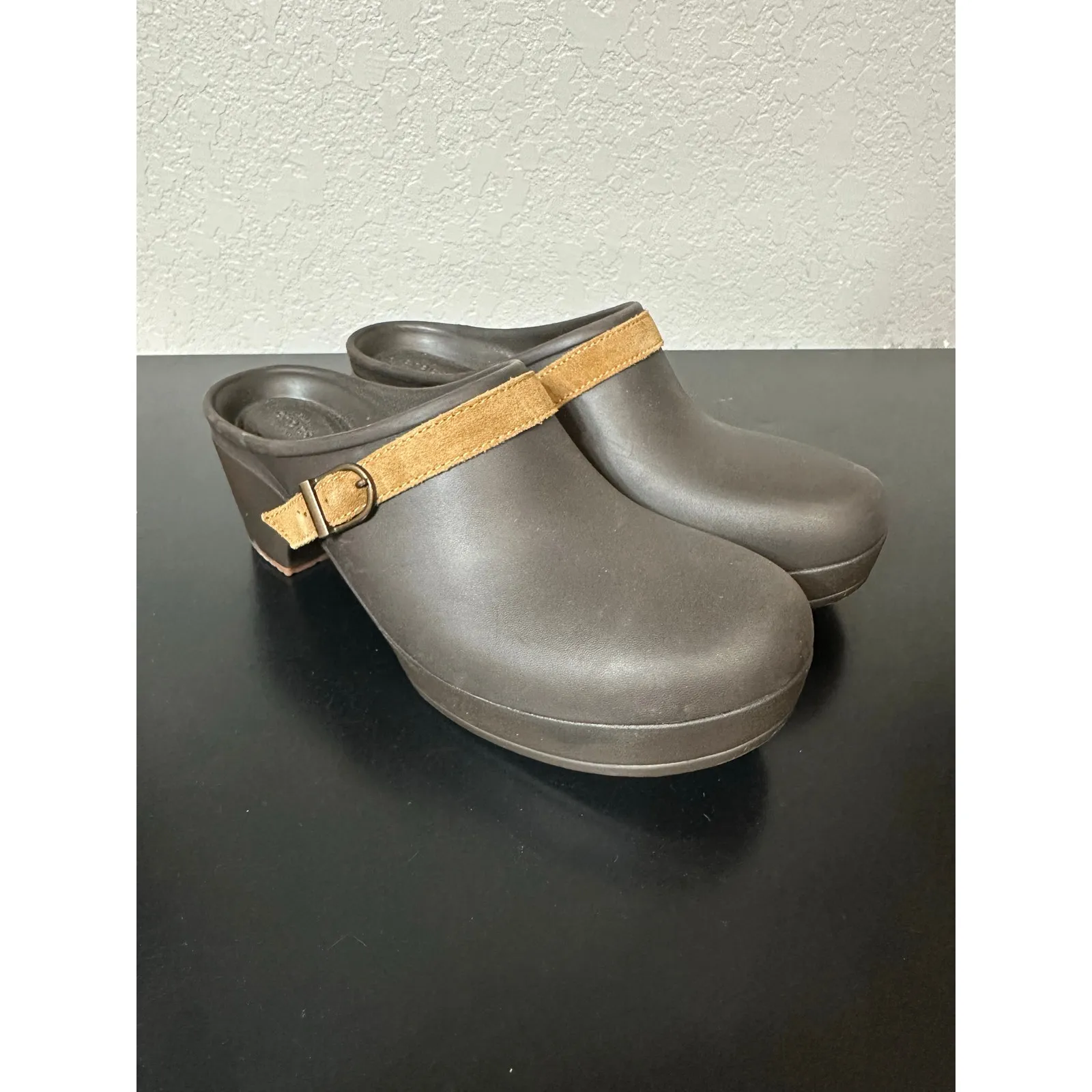 Crocs Sarah Clog Mule Dual Comfort Expresso Rubber Suede Women 10 Neutral Hobbit - Image 3