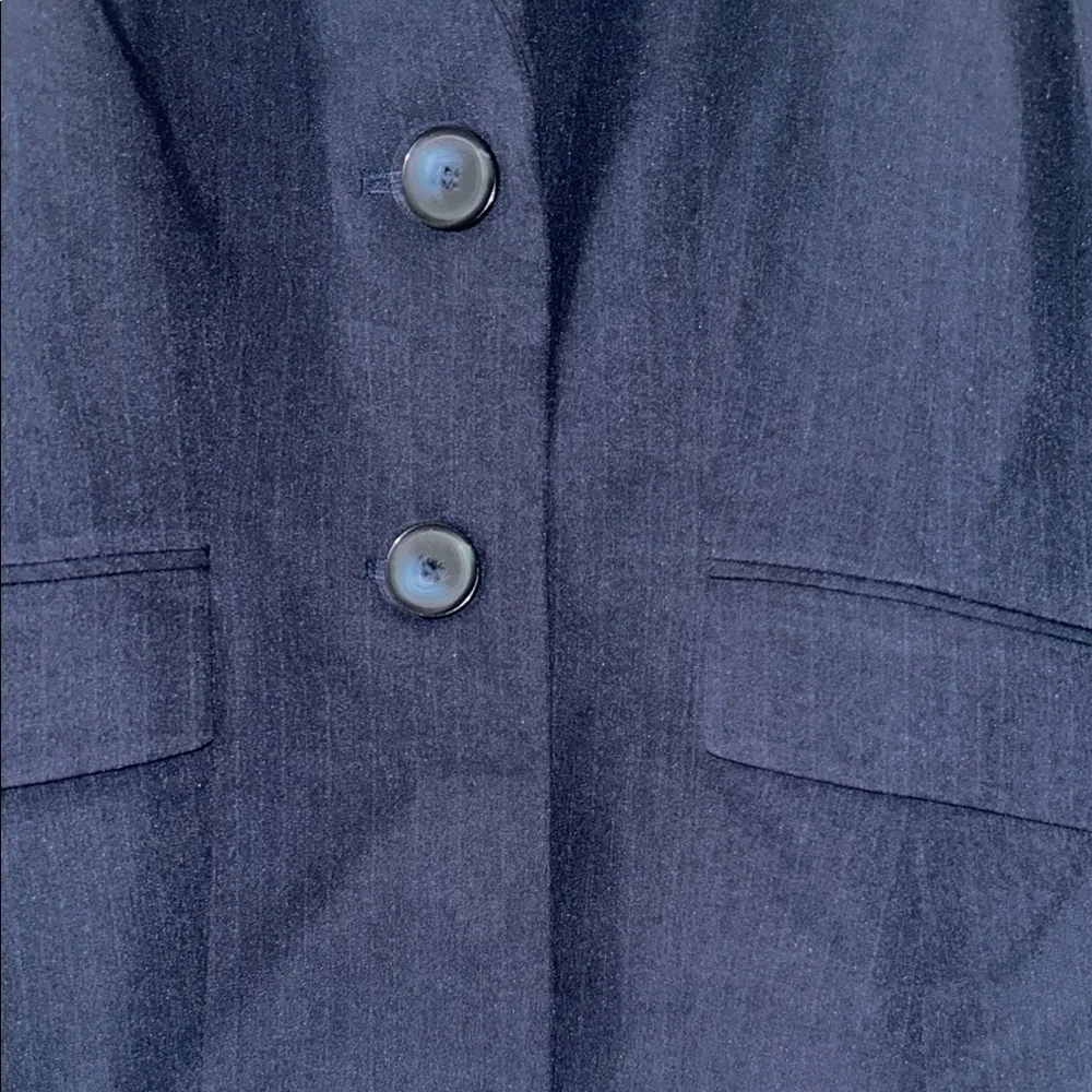 Le Suit Women's Navy Blazer size 4 GUC - Image 3