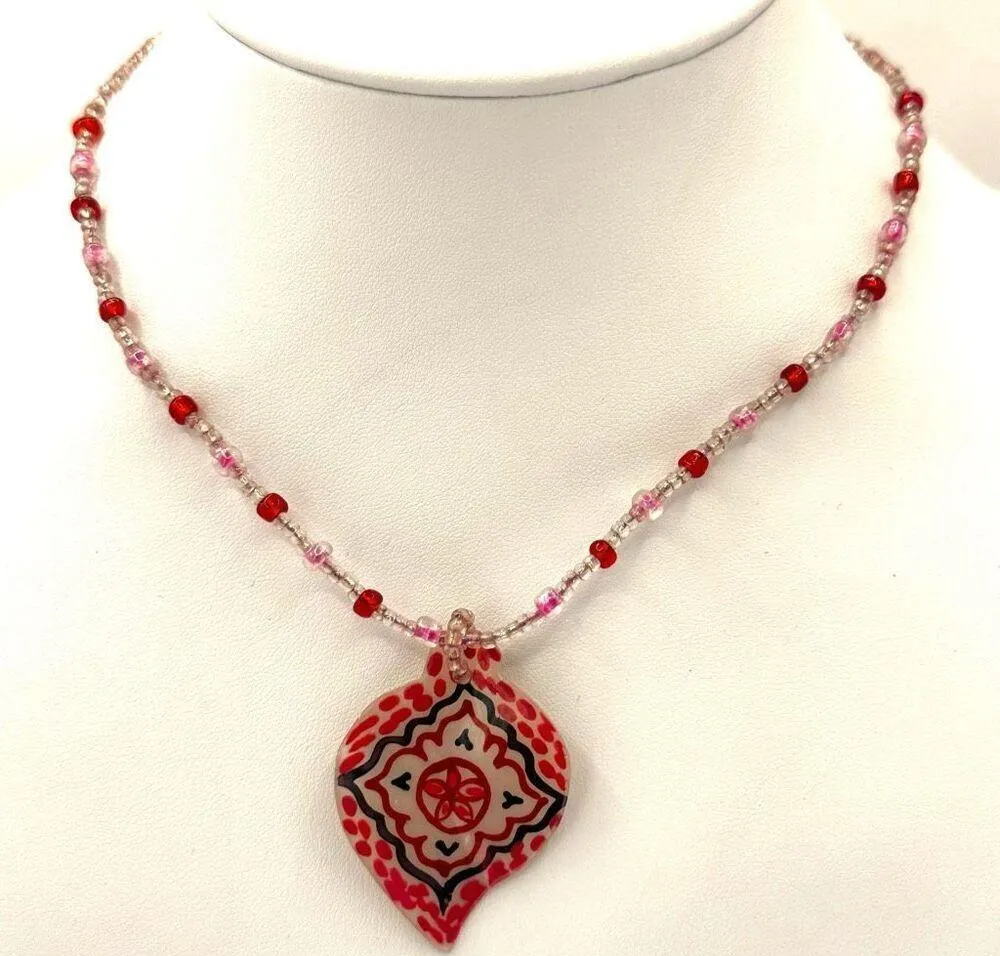 Pink and red beaded pendant necklace - Image 9