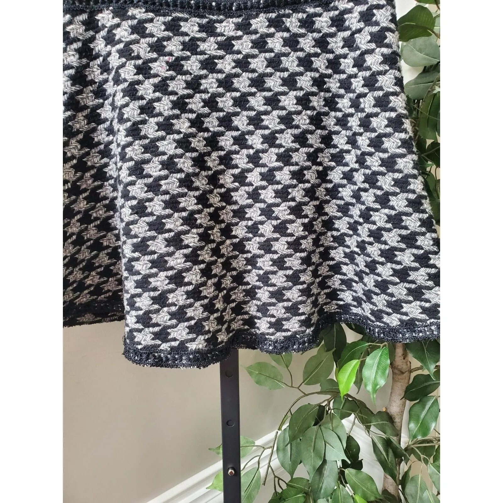 Pura Vida Women's Black & White 100% Wool A-Line Casual Knee Length Skirt Size 4 - Image 3