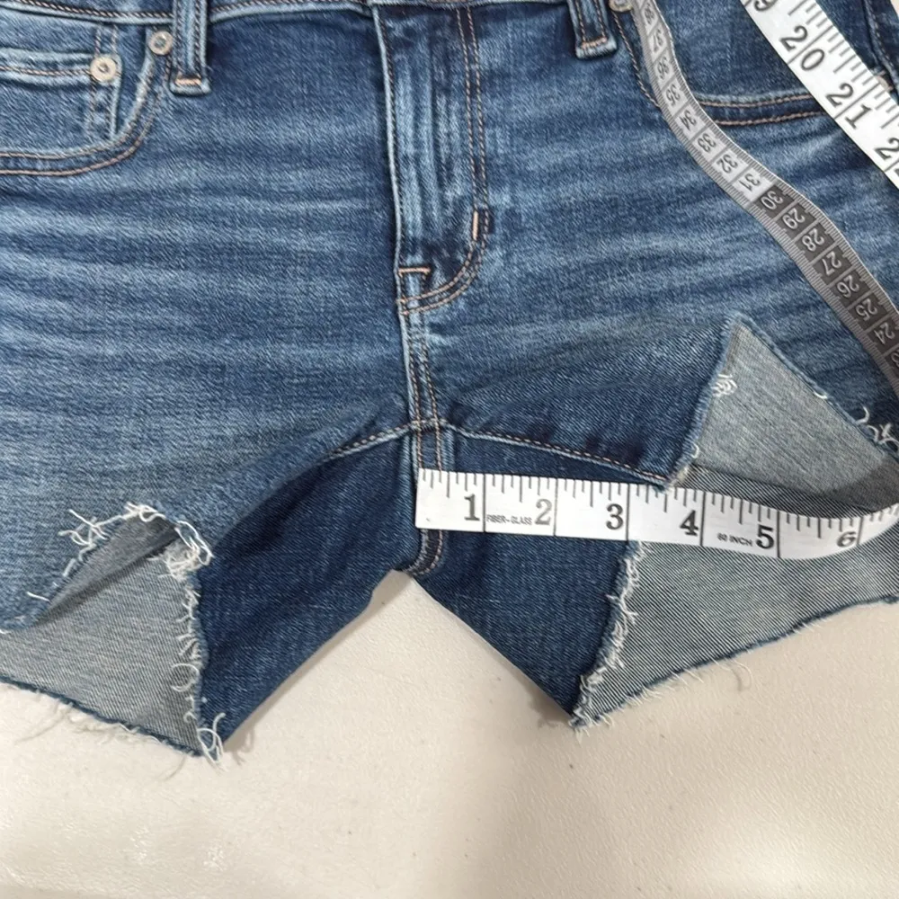 American Eagle Outfitters Blue Jean Midi Shorts with Distressed Hem Size 0 NWT - Image 9