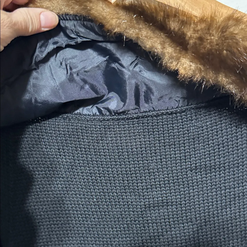 Karen Kane Black 100% Merino Wool Sweater with Brown Faux Fur Collar Large - Image 5