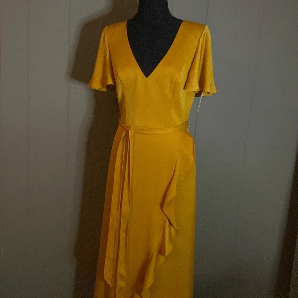 DAVID’S BRIDAL Bridesmaid Dress Women’s Size 6 Flutter Sleeve Crepe Satin Ruffle - Image 2