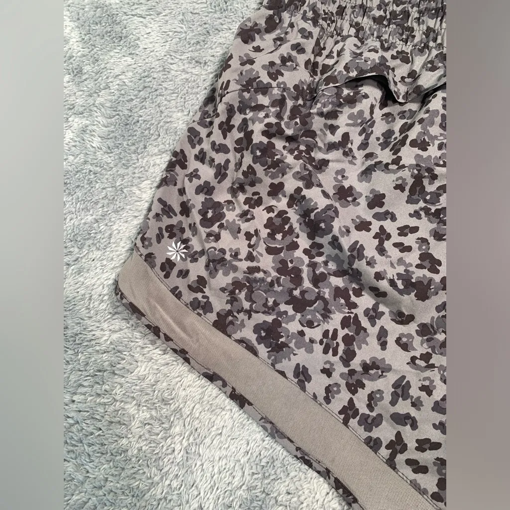 Athleta printed mesh Leopard Print Athletic racer Shorts 4” medium - Image 7