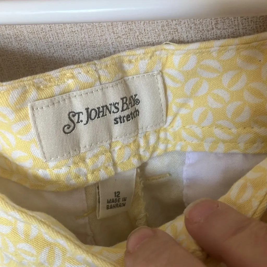 st. john's bay FINAL MARKDOWN St. John’s bay Light Yellow Patterned cropped slacks 12 - Image 3