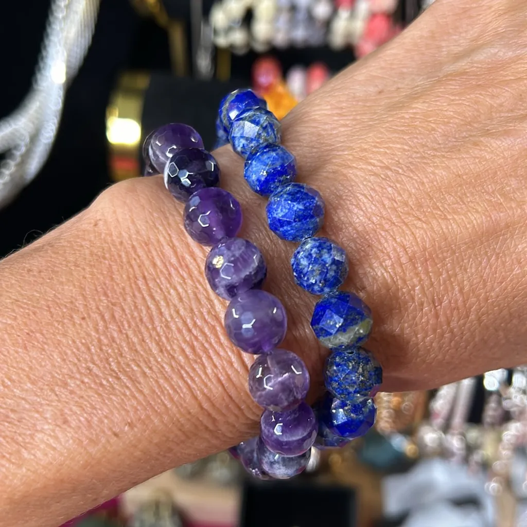 B81. 10mm Fine Faceted Lapis Lazuli Bead Bracelet Made On Maui Blue - Image 3