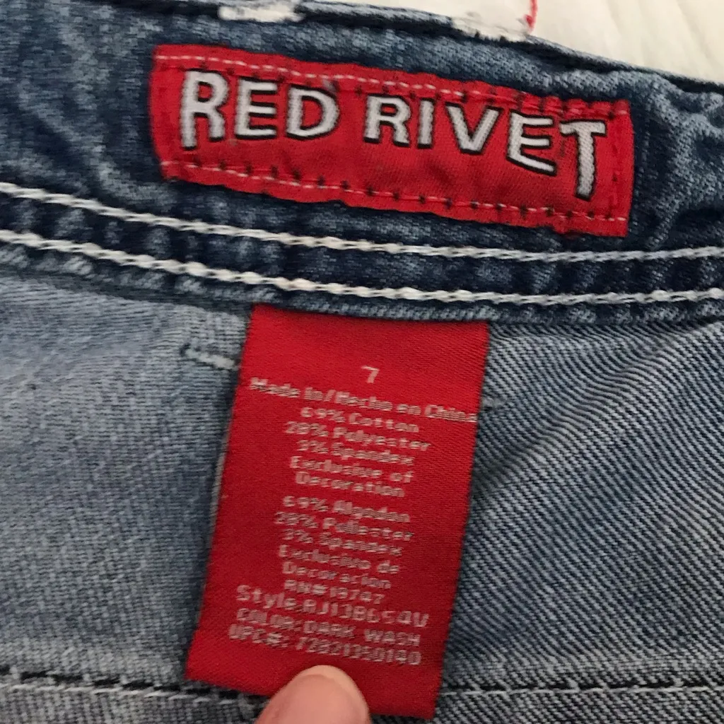 Y2K Red Rivet distressed Capri/cropped 23” inseam  jeans size 7 Low rise Blingy - Image 8