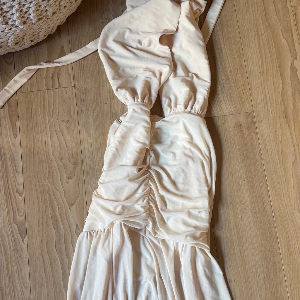 Chic Backless Cream Maxi Dress Size M - Image 3