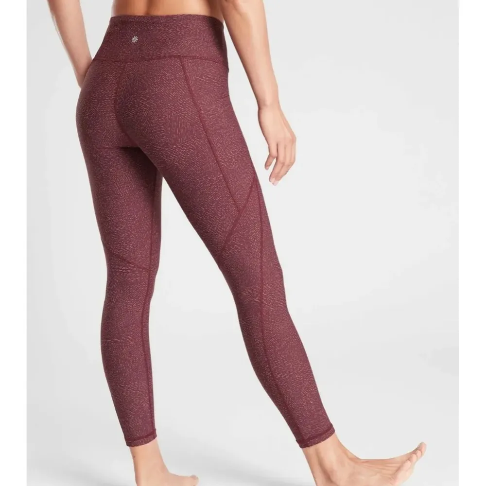 Athleta Salutation Stash Pocket Rainwater Tight in Antique Burgundy size XS - Image 2