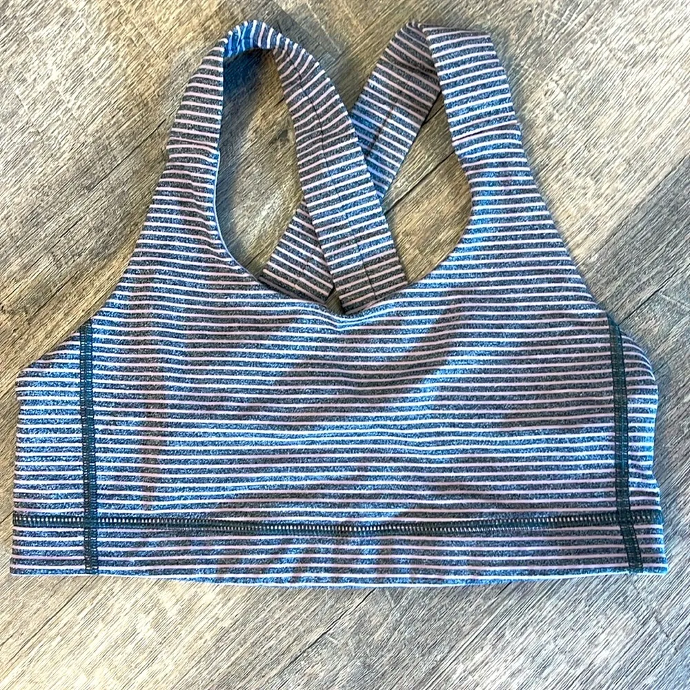 Lululemon sports bra - size 8 - Image 3