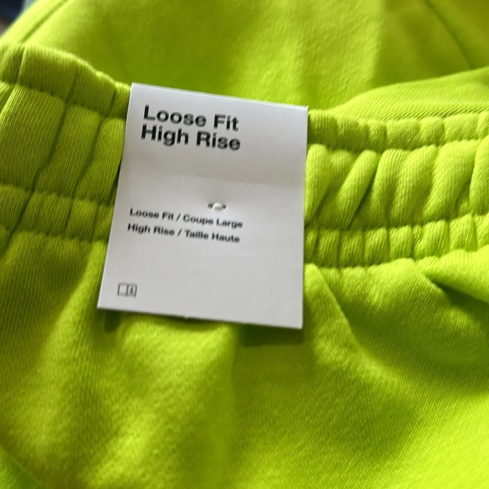 NWT NIKE WOMEN'S ESSENTIAL FLEECE SHORT ATOMIC GREEN - Image 6