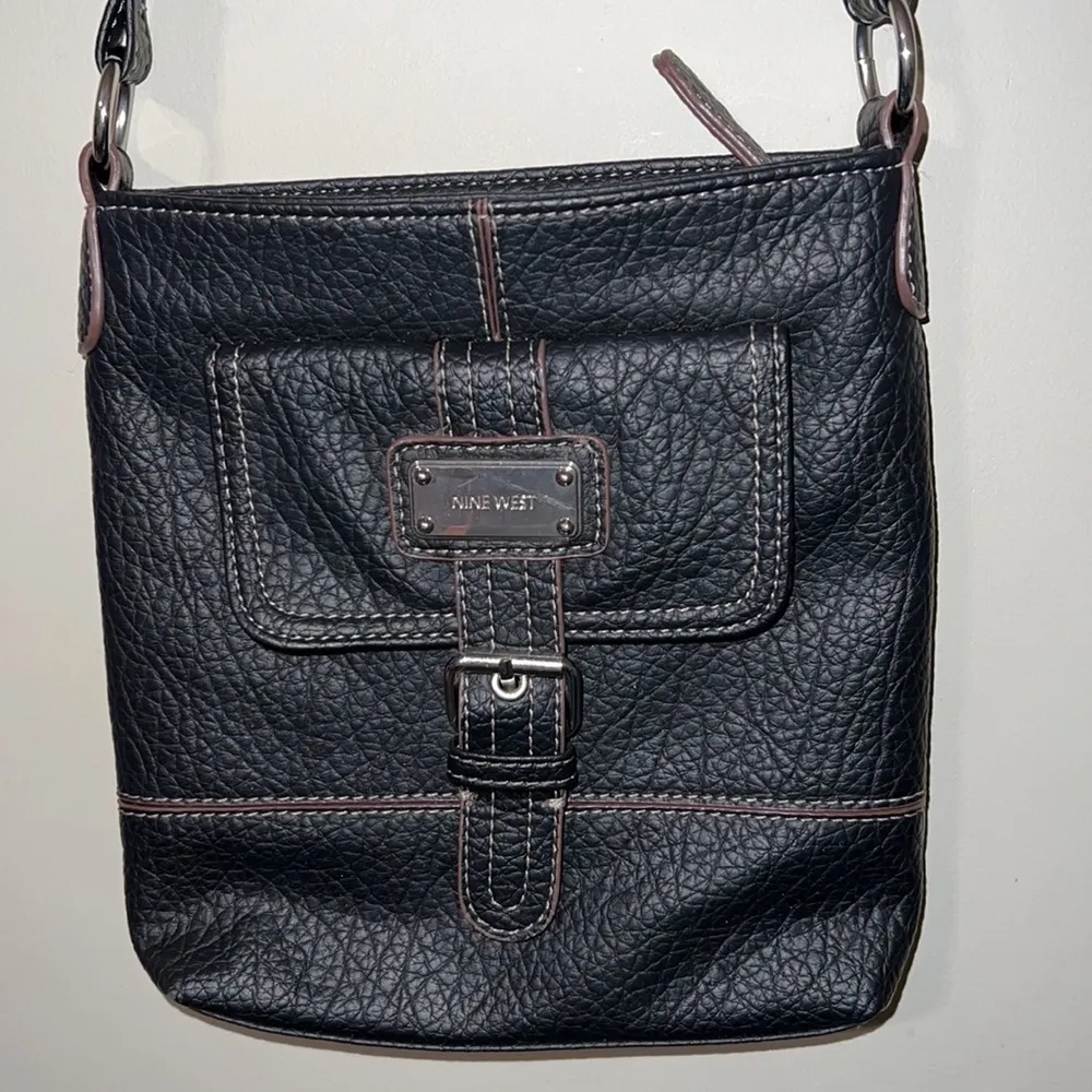 Nine West black crossbody purse with adjustable strap zip close top snap front - Image 3