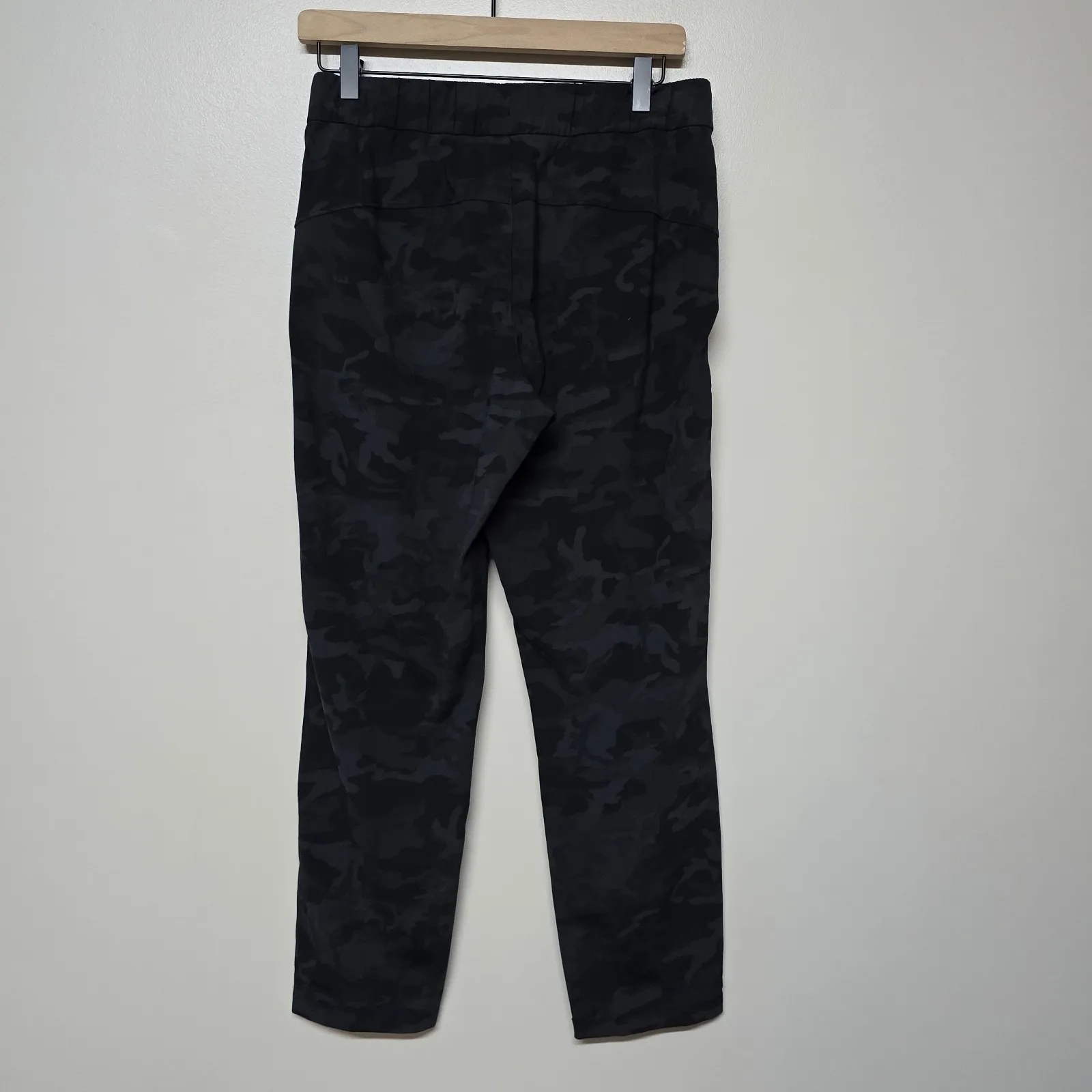 Lululemon On The‎ Fly Pant 28" Size 6 Black Camo Athletic Stretch Casual - Image 3