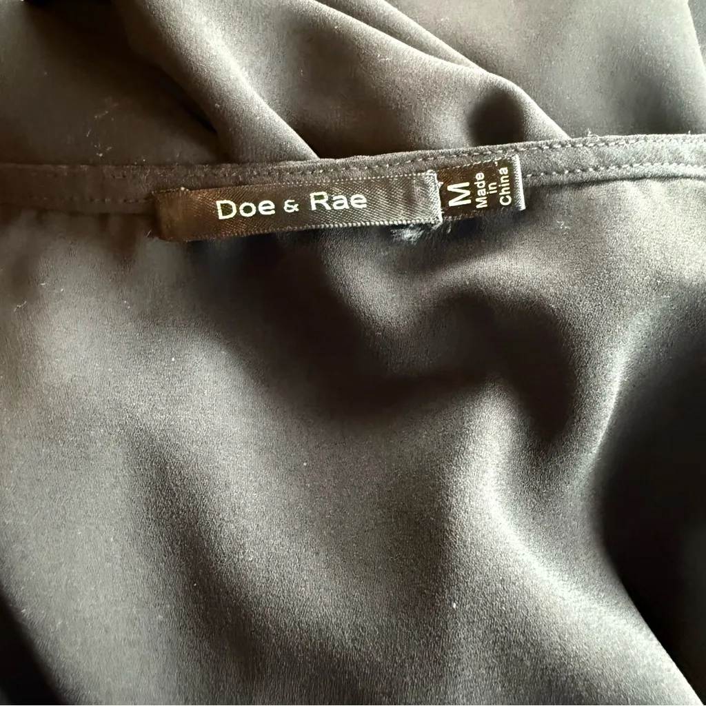 Doe & Rae Black Scalloped Sleeveless Blouse - Image 3