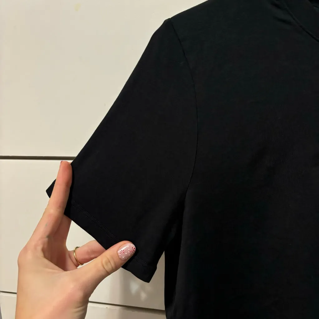 Lululemon Black T Shirt - Image 6