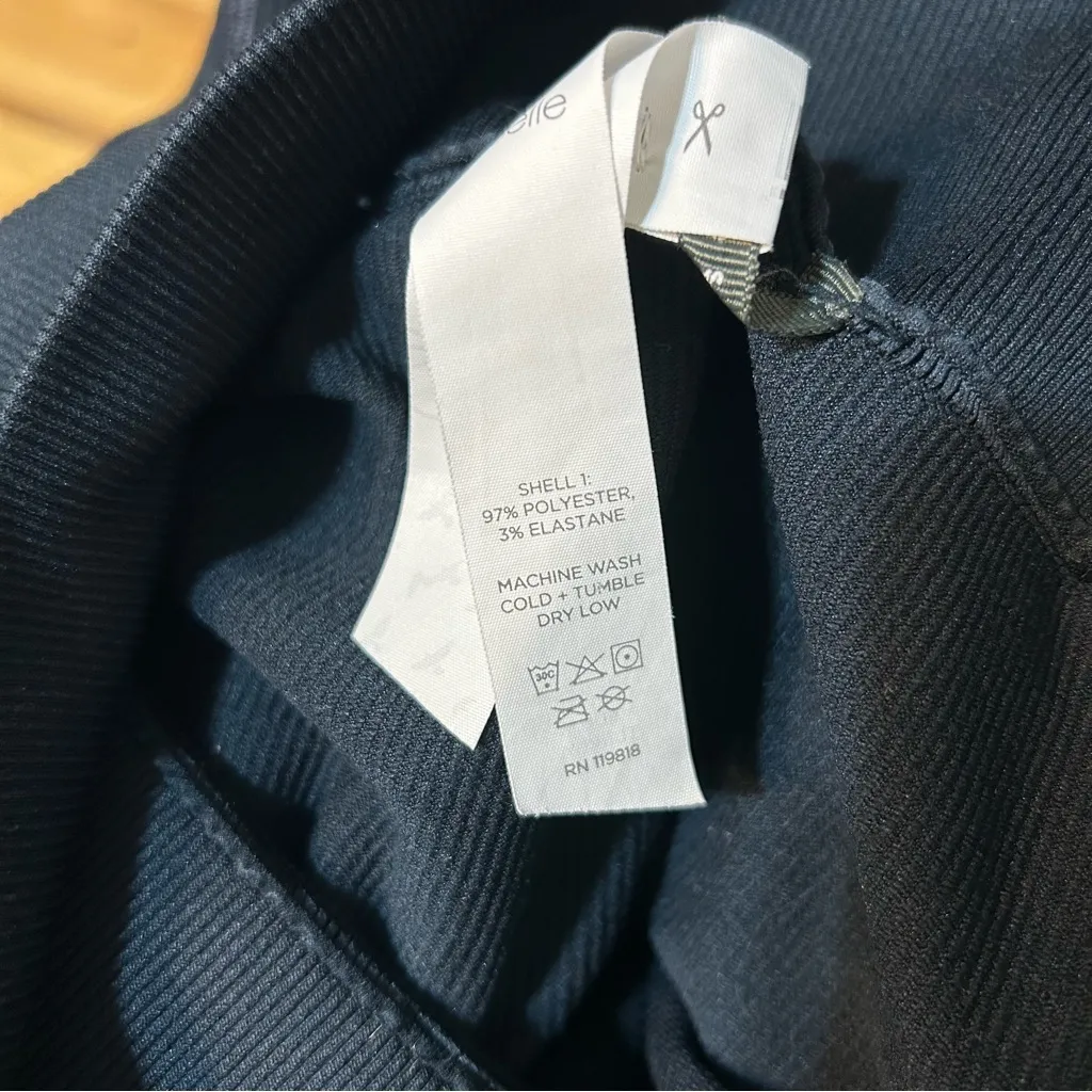 Oiselle Running Seamless Ribbed Flyte Shorts Ink Blue Size Small - Image 4