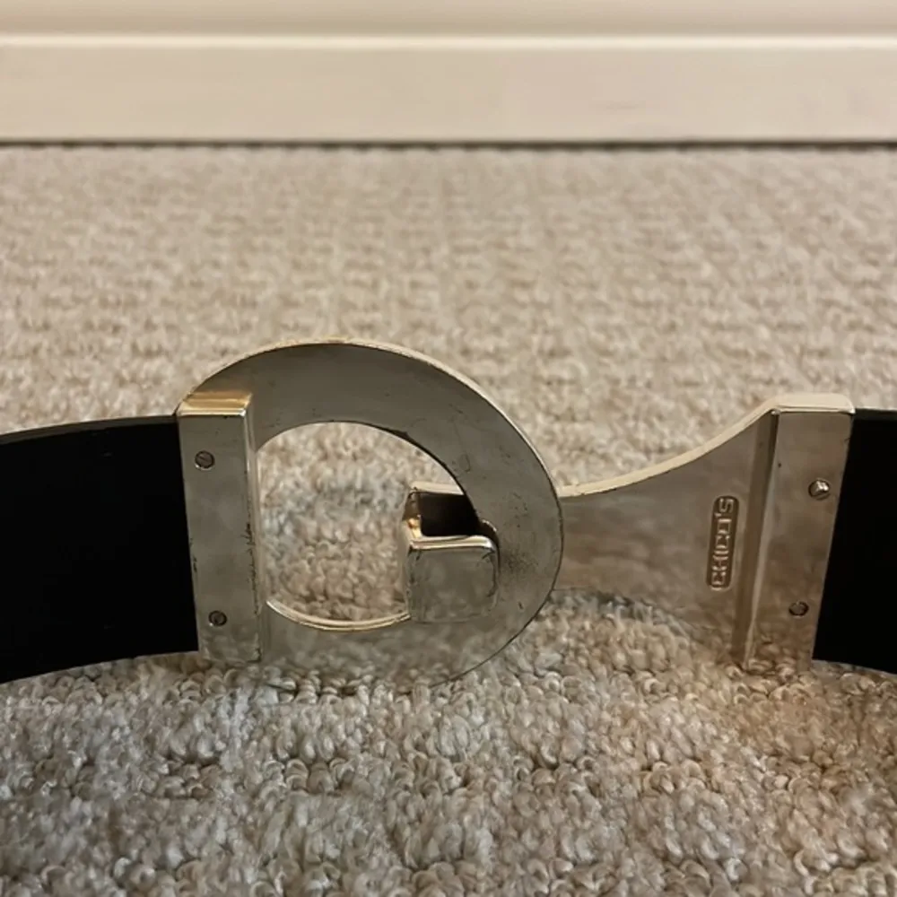 Chico’s Black Leather Painted Metal Medallion Clasp Adjustable Belt - Image 4