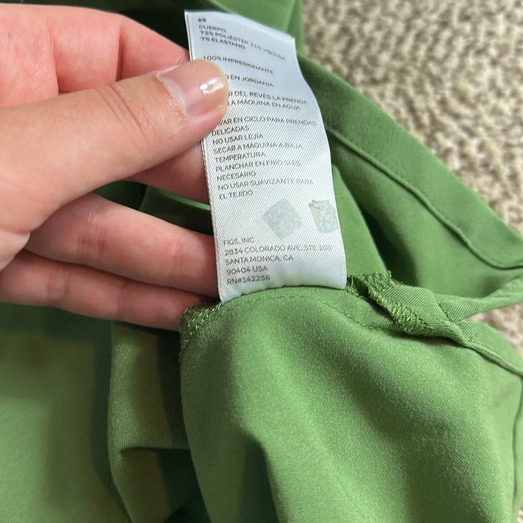 FIGS Casma 3 Pocket Scrub Top Fern - Image 6