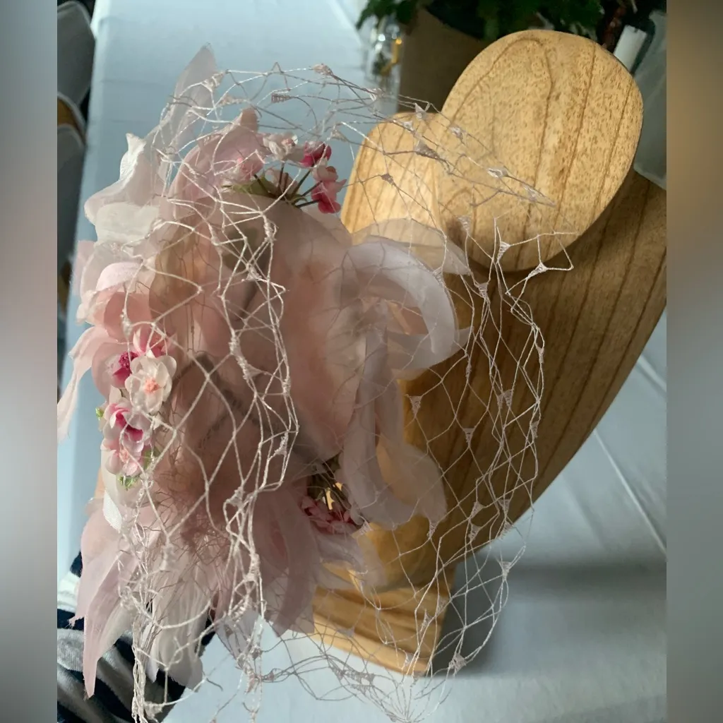 Vintage 1950s Pale Pink Floral Fascinator with Netting Tuille Floral Petals - Image 5