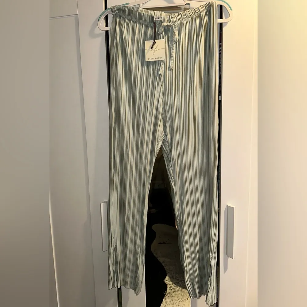 NWT Dress Forum womens Vibe Check Pleated Wide Leg Pants - Image 4