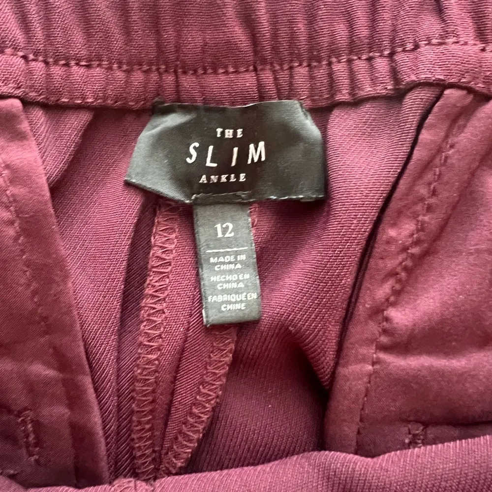 White House Black Market Burgundy Ankle Cropped Pants, pull on slim size 12 EUC - Image 3