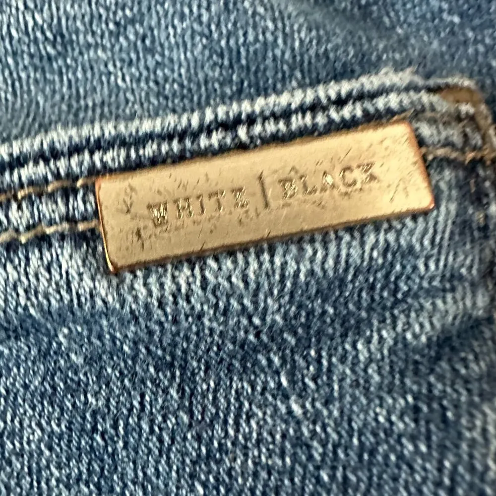 Size 6 White House Black Market skinny Jean distressed knees - Image 2