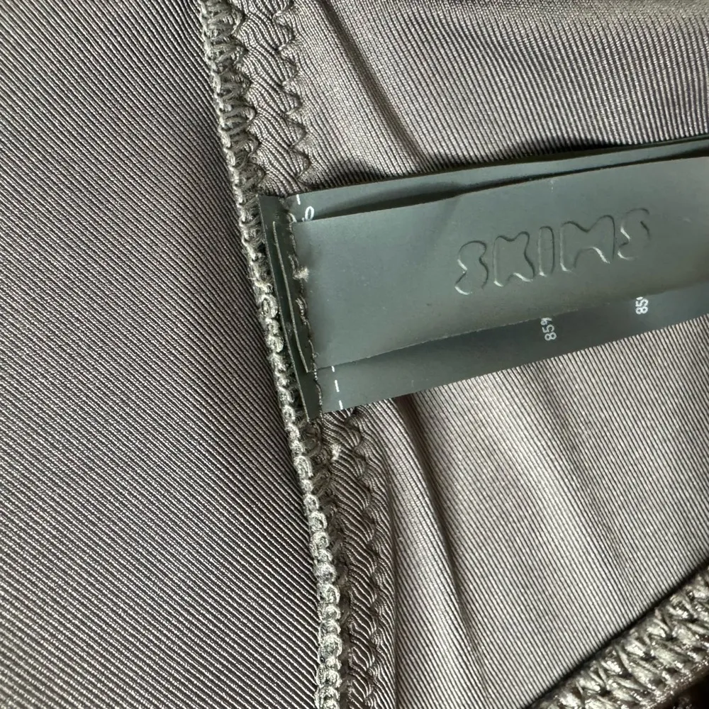 Skims Micro Scoop Bikini Top in Carbon Metallic 3X - Image 7