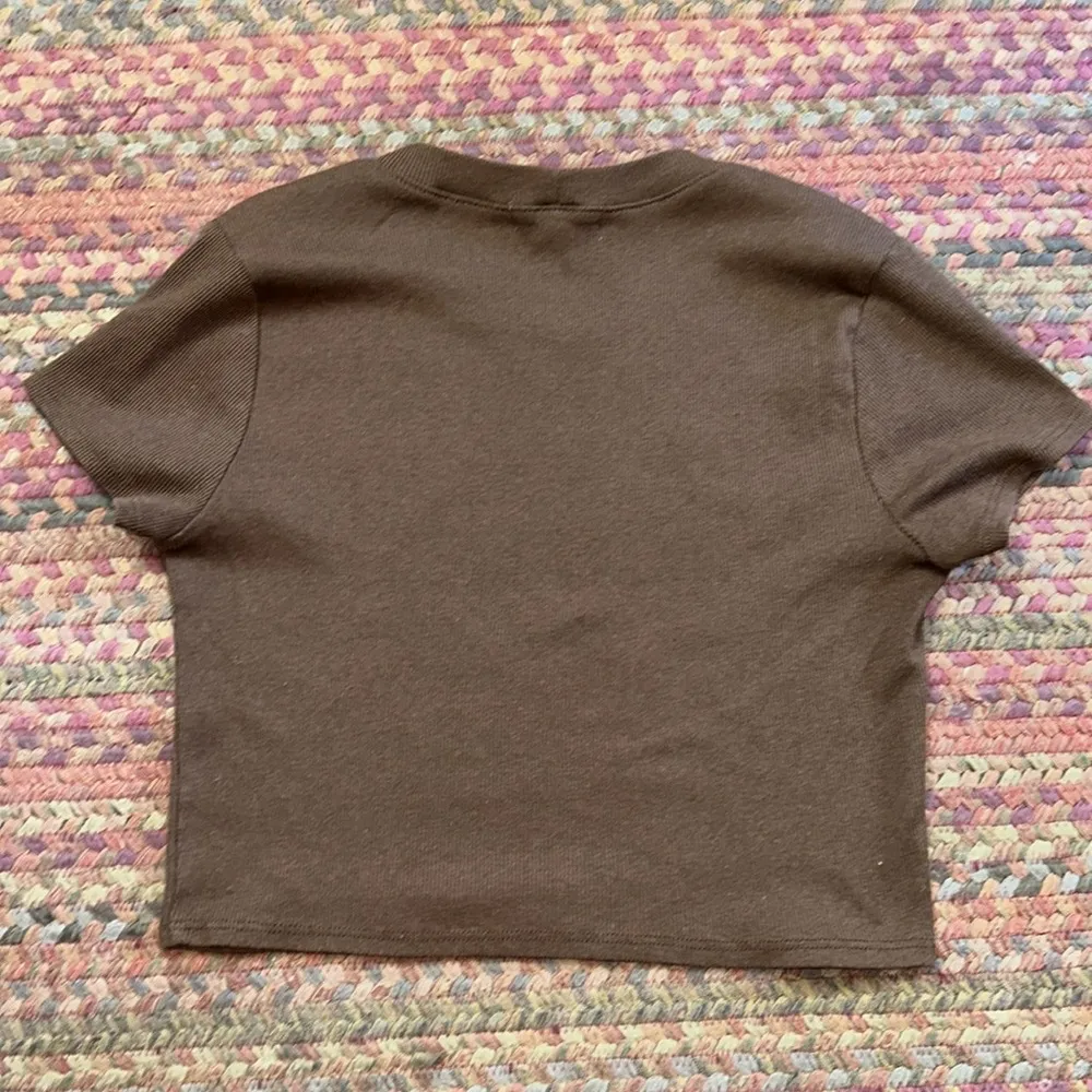 NIKXIE LOS ANGELES BROWN RIBBED SMOKY MOUNTAINS CROP TOP BABY TEE Size undefined - Image 4