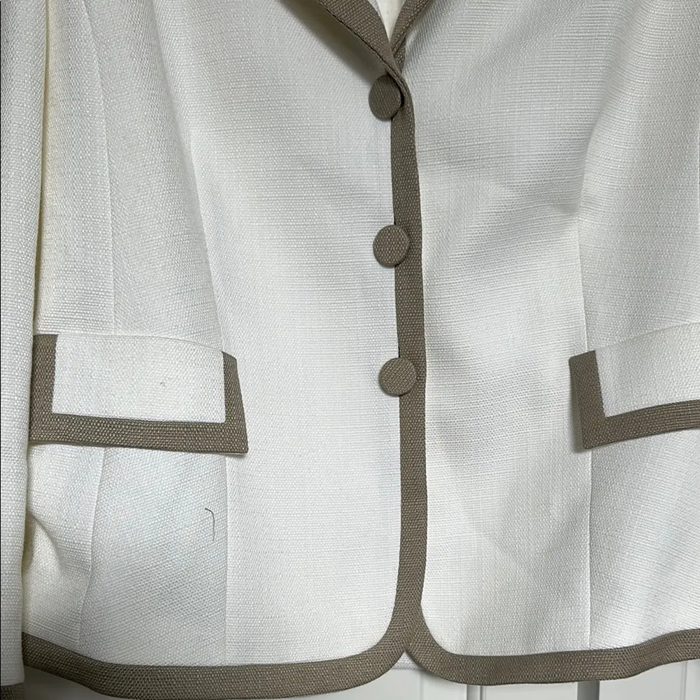 Tahari White and Tan Structured Blazer with Classic Cut - Image 2