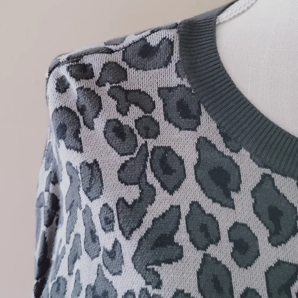 Isaac Mizrahi leopard print sweater size s… - Image 3